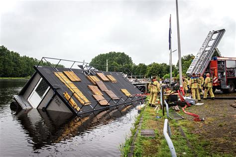 Woonboot Loopt Vol Water En Slaat Om Drie Bewoners Op Tijd Op De Wal