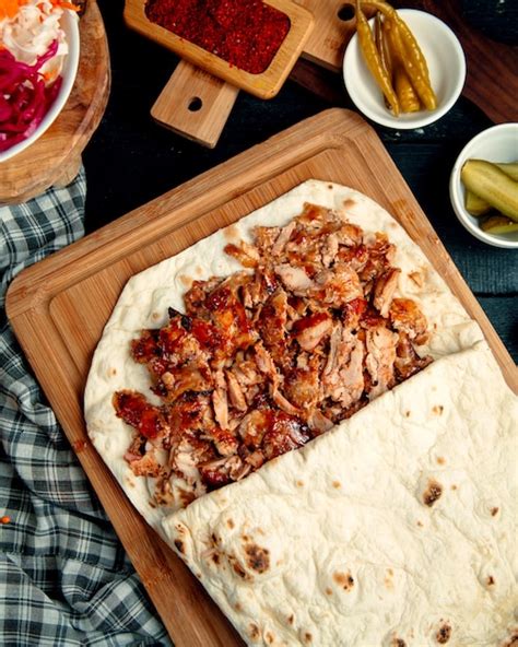 Doner Kebab De Pollo En Pan Plano Servido Con Pepinillos En Vinagre Y