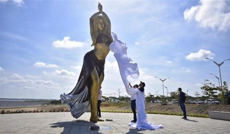 Est Tua Gigante De Shakira Inaugurada Em Cidade Na Col Mbia Cnn Brasil