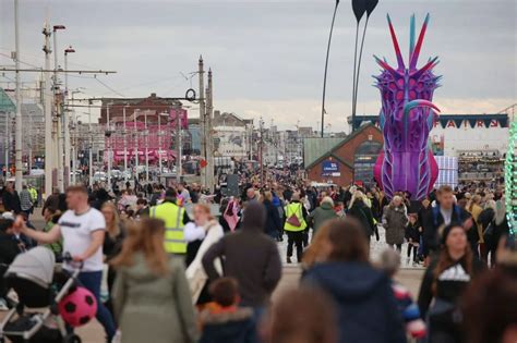 Stunning Pictures As Blackpool S Illuminated Tram Parade And Firework