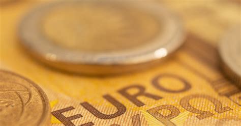 Kursy walut Ile kosztują euro dolar i frank Biznes w INTERIA PL