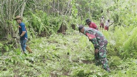 Semangat Gotong Royong Babinsa Bantu Masyarakat Bersihkan Lahan Kosong