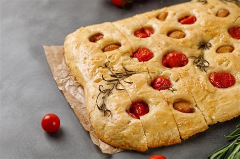 Pan De Focaccia Con Ajo Tomates Cherry Romero Y Aceite De Oliva Vista