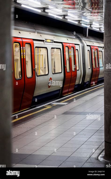 Linea Metropolitana Rossa Di Londra Immagini E Fotografie Stock Ad Alta