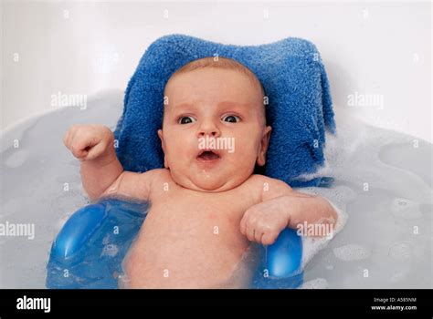 Two boys in bath tub fotografías e imágenes de alta resolución Alamy