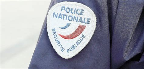 Ile De France Attaque Au Couteau Une Fonctionnaire De Police Tuée En