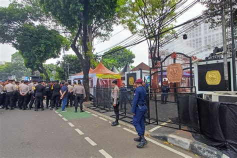 Kondisi Di Depan Gedung KPU RI Jelang Debat Capres Cawapres Aparat