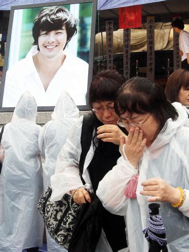 パク・ヨンハさん一周忌ファン1500人が参列― スポニチ Sponichi Annex 芸能