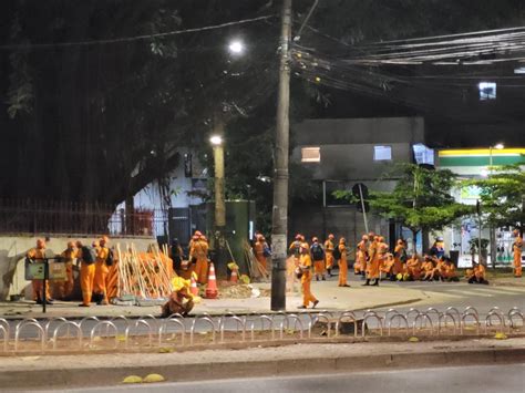 Dezenas De Garis Se Preparam Para Limpeza Ap S Primeiro Dia De Carnaval