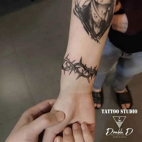 Pin On Tattoo In Thorn Tattoo Barbed Wire Tattoos Crown Tattoo