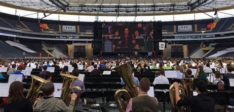 Самый большой в мире симфонический оркестр из 7500 музыкантов дал ...