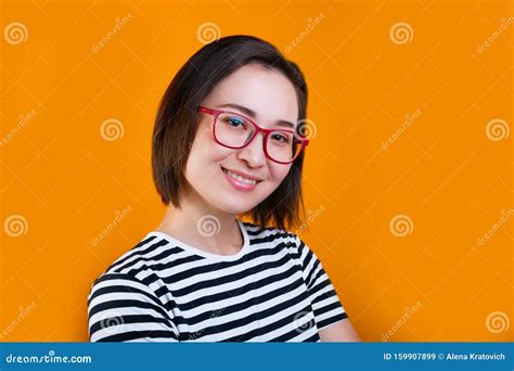 Tevreden Brunette Jonge Vrouw Met Blije Expressie Draagt Een Rode Bril En Een Licht T Shirt Op