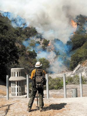 Incendio cerca de Los Ángeles quema 53 casas