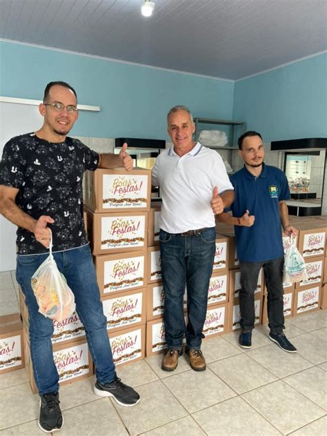 Prefeitura de Sagres entrega de forma inédita cestas de natal a 230