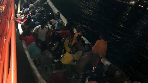 Llegan Dos Cayucos A Gran Canaria Y El Hierro Con 221 Migrantes