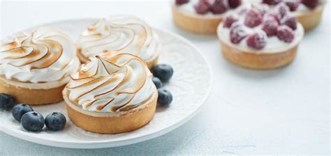 Premium Photo Delicious Lemon And Raspberry Tartlets