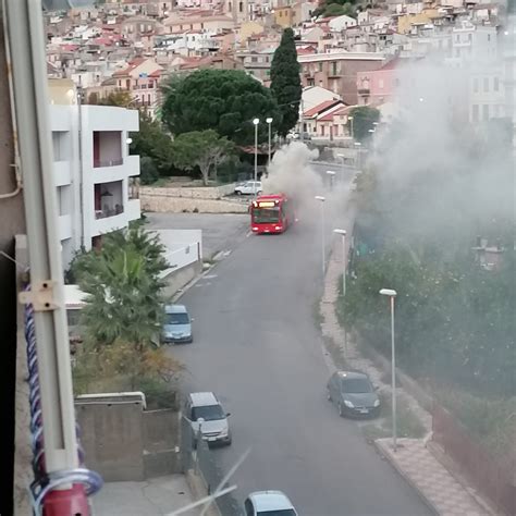 Messina In Fiamme Bus Dell Atm A Giampilieri Le Drammatiche Immagini