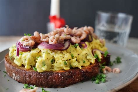 Geröstetes Brot mit Rührei und Nordseekrabben send a fish de Fisch