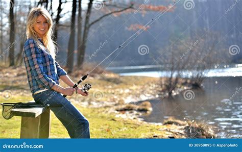 Jeune P Che Blonde Renversante De Femme Image Stock Image Du P Che