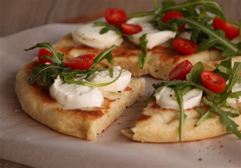 Focaccia z patelni z mozzarellą rukolą i pomidorkami koktailowymi