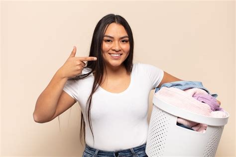 Joven Mujer Latina Sonriendo Con Confianza Apuntando A Su Propia