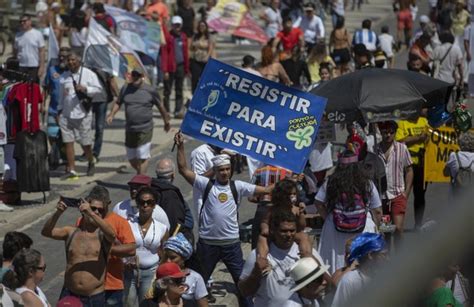 Protesto contra a intolerância religiosa reúne pessoas de diferentes