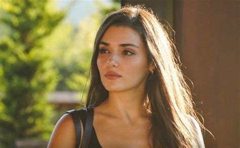 Hande Erçel bikini ve mayolu pozlarıyla sosyal medyayı salladı