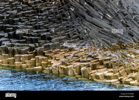 VOLCANIC ROCK FORMATION ON STAFFA ISLAND OUTER HEBRIDES SCOTLAND Stock ...