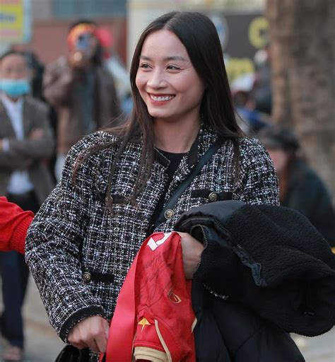 Tóm dính hot girl bóng đá Hoàng Thị Loan và bạn trai tin đồn đến sân cổ vũ ĐT Việt Nam gặp