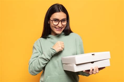 Mujer Latina Joven Que Se Siente Feliz Positiva Y Exitosa Motivada Cuando Enfrenta Un Desaf O