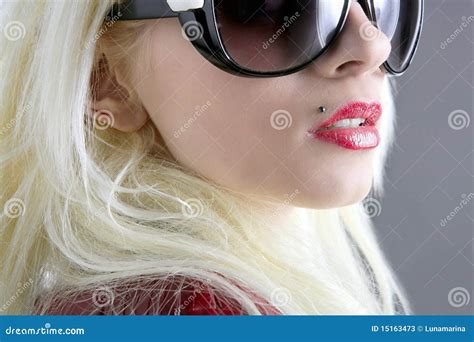 Languettes Blondes De Rouge De Verticale De Fille De Mode Image Stock