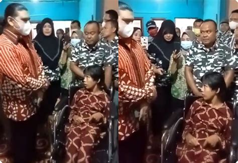 Senyum Putri Remaja Penerima Bantuan Kursi Roda Warta Desa