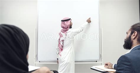 أستاذ جامعي عربي سعودي خليجي يشرح لطلابه المحاضره مدرب جامعي تدوين