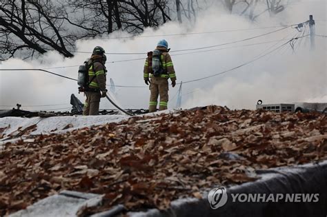 구룡마을 화재 진화 작업하는 소방대원들 연합뉴스