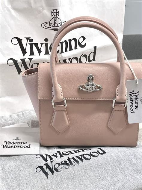 Пин от пользователя chelsea на доске 𝐝𝐞𝐭𝐚𝐢𝐥𝐬 | Вивьен вествуд, Сумки ...