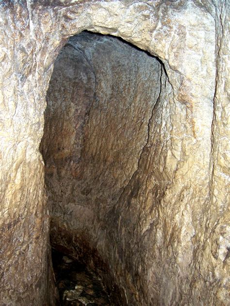 Bible and Archaeology - Online Museum: 13. Hezekiah's Tunnel (probable)