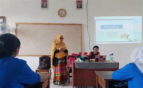 Program Studi Sastra Inggris UTI Beri Pelatihan English Public Speaking