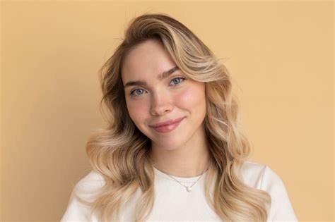 Portrait D Une Belle Femme Blonde Avec Une Coiffure Tendance Photo Gratuite