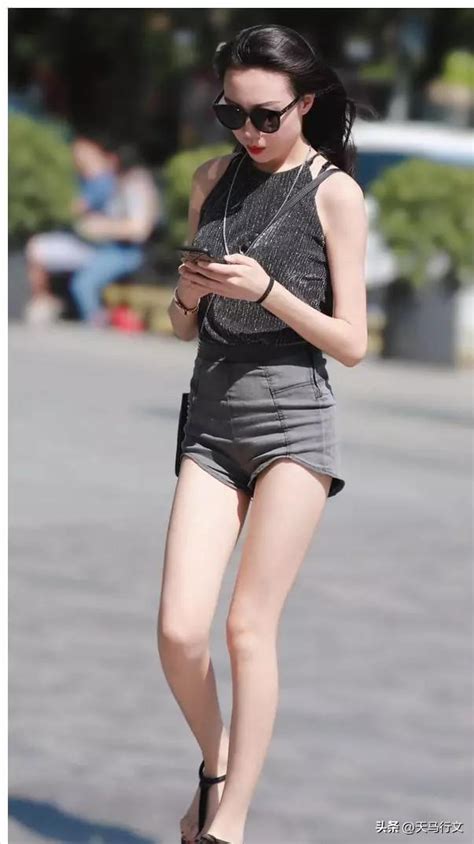 Street Shot Met A Girl With Long Legs In Hot Pants And Shawl And Sunglasses INEWS
