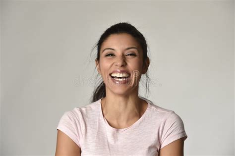 Retrato De La Mujer Latina Hermosa Y Feliz Joven Con La Sonrisa Dentuda Grande Emocionada Y