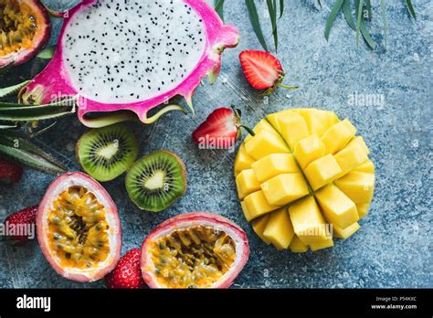 Mango pitaya kiwi fresa y fruta de la pasión Frutas tropicales