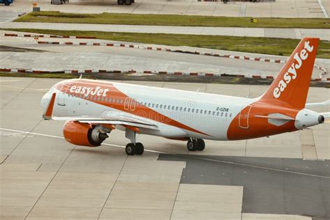 Un AviÃ³n De Las AerolÃneas Easyjet Que Se Encuentra En El Aeropuerto