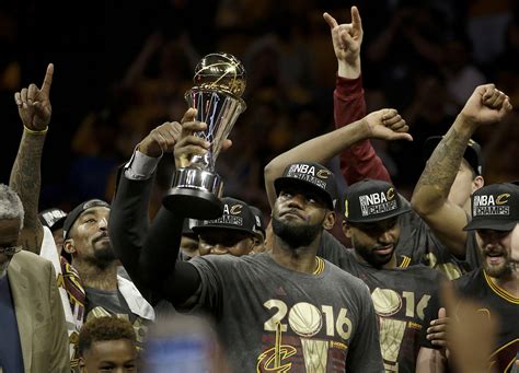 Lebron James With All His Trophies Lebron James Championships Fotografias E Filmes Do Acervo