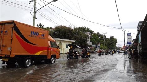 Hujan Guyur Kota Gorontalo Air Menggenang Di Jalan Jenderal Sudirman