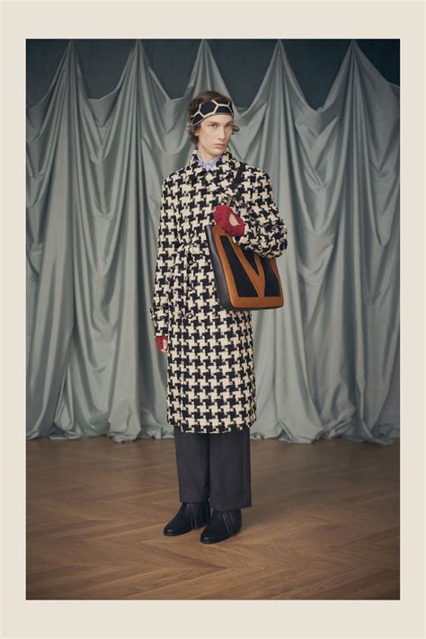 First Look at Alessandro Michele’s Debut Collection for Valentino [PHOTOS]