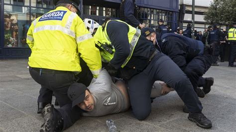 Protest Protiv Mera U Dablinu Sukobi Sa Policijom