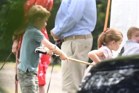 Photos Sacré Duo Quand La Princesse Charlotte Et Le Prince George Jouent Ensemble Au Football