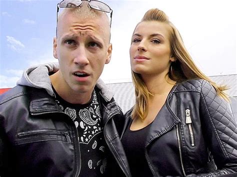 Hunt4k Küken stimmt zu Sex vor ihr zu haben xHamster