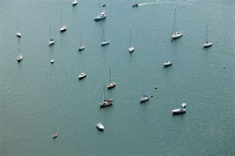 帆船无人横图俯视航拍室外白天旅游度假海浪海洋美景船美国许多景观浪花很多娱乐自然海水交通工具享受