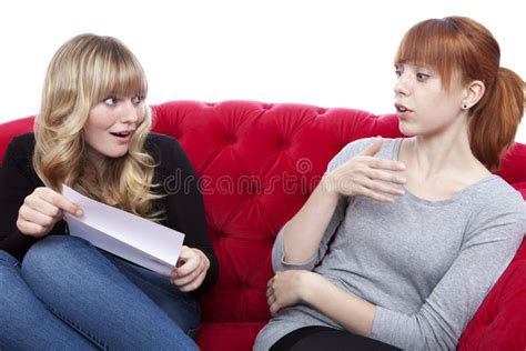 Junge Sch Ne Blonde Und Rote Behaarte M Dchen Auf Rotem Sofa Haben Eine Co Stockfoto Bild Von